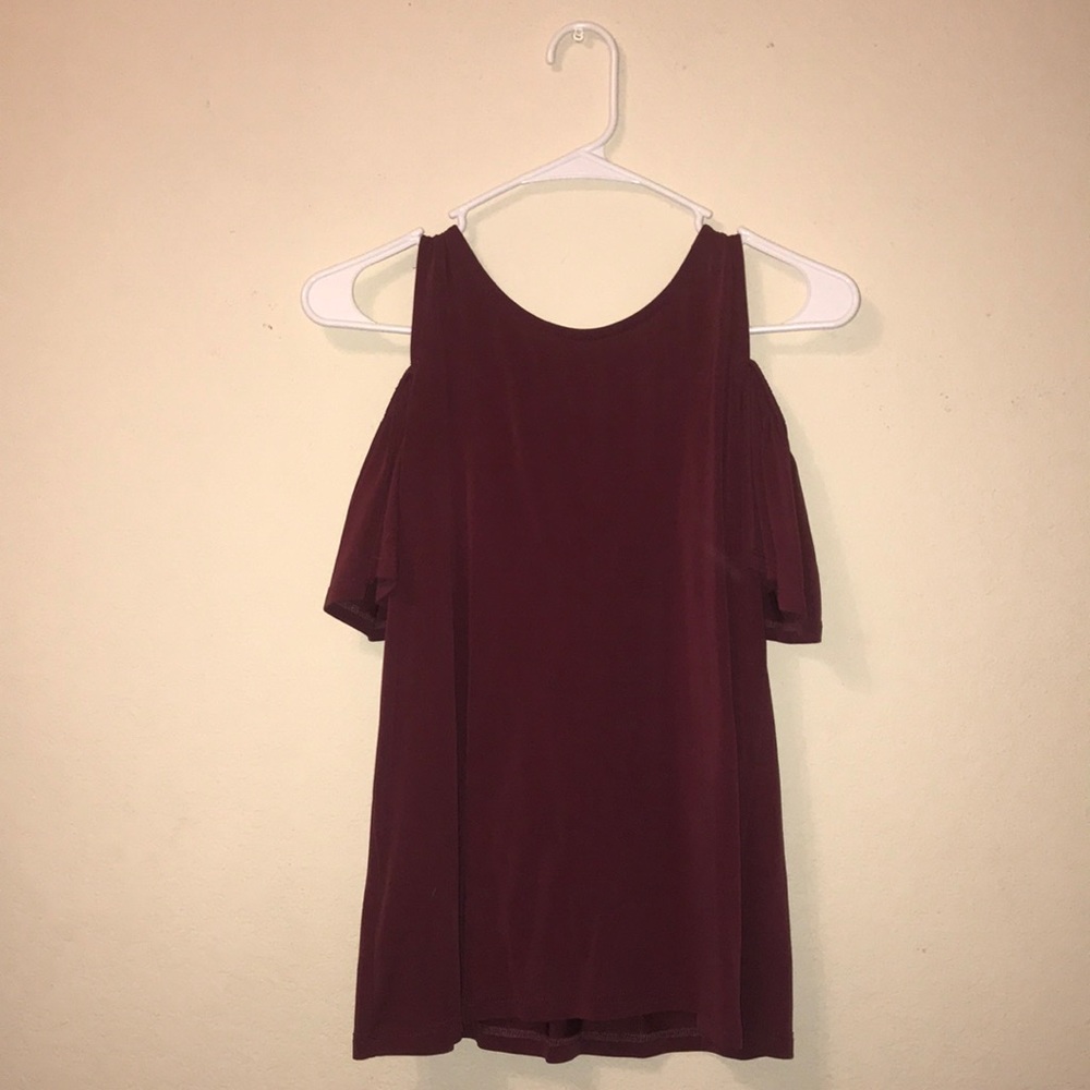 🦋Off the shoulder maroon tee🦋